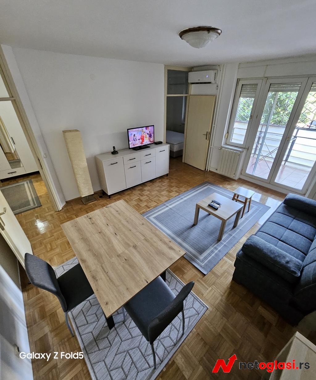 Novi Beograd, blok 62, prodajem stan 53m2, uvnjizen, renoviran, sa namestajem