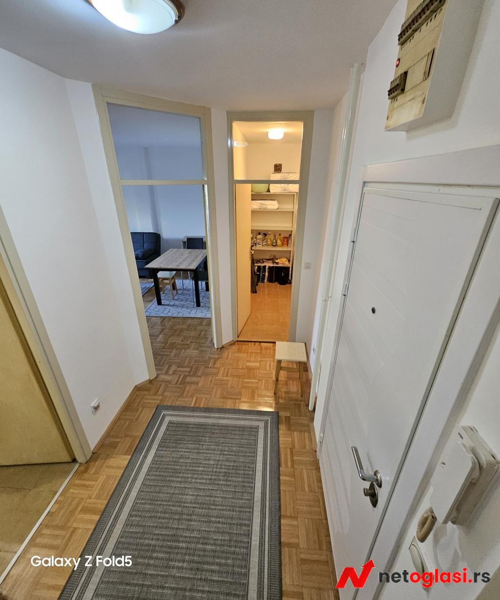 Novi Beograd, blok 62, prodajem stan 53m2, uvnjizen, renoviran, sa namestajem
