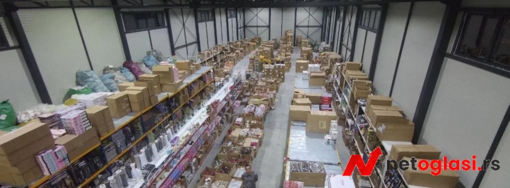 Izdaje se hala na pocetku Ledina uz glavni put