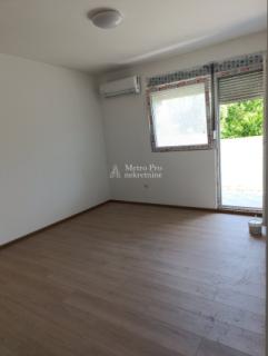 Borca, JNA – 2,5s stan 49m² + dvoriste 30m², prizemlje, novogradnja