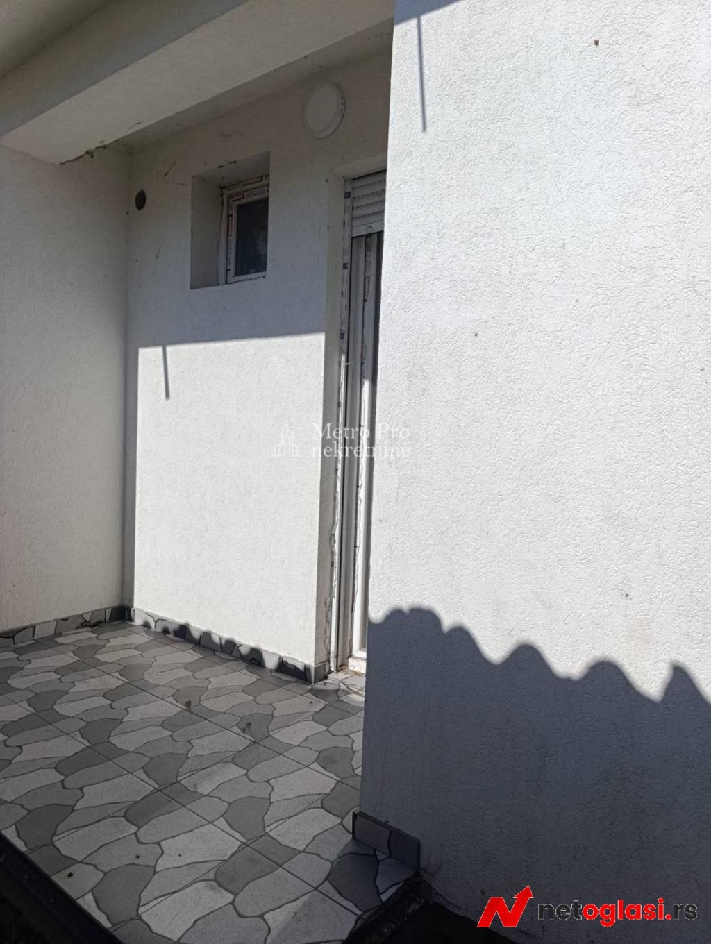 Borca, JNA – 2,5s stan 49m² + dvoriste 30m², prizemlje, novogradnja
