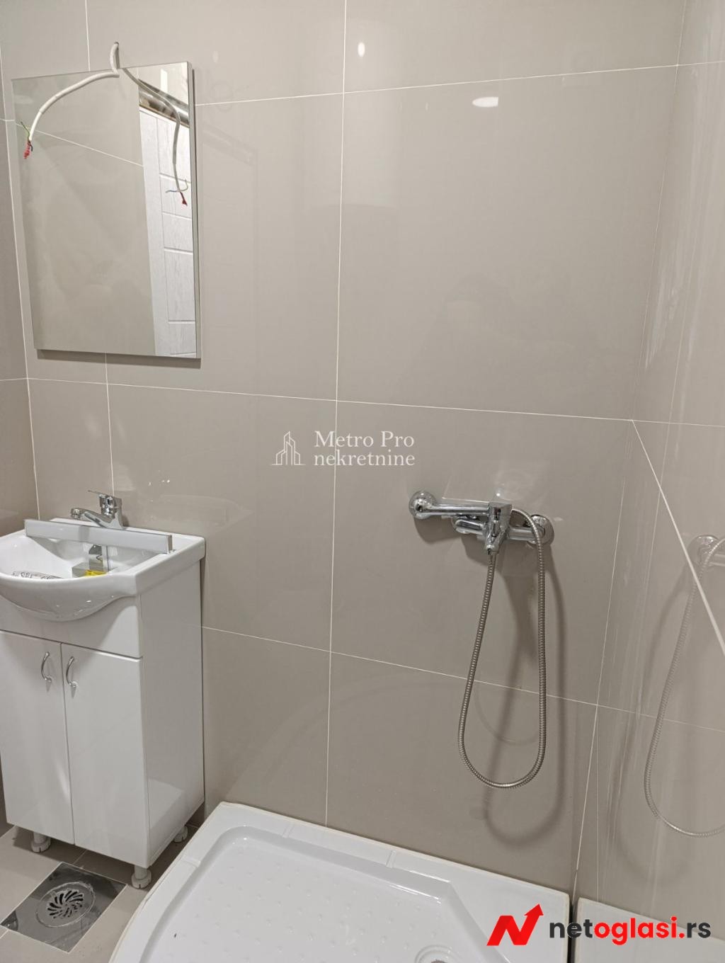 Borca, JNA – 2,5s stan 49m² + dvoriste 30m², prizemlje, novogradnja