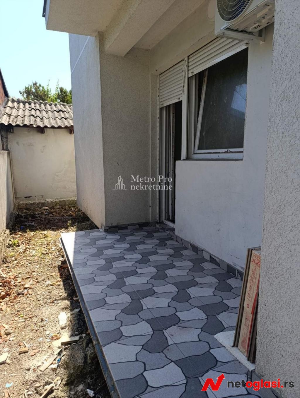 Borca, JNA – 2,5s stan 49m² + dvoriste 30m², prizemlje, novogradnja